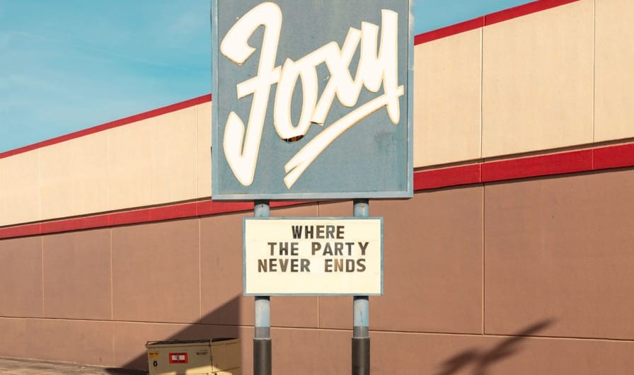 Muchas de las fachadas llevan carteles y eslóganes, como "Where the Party Never Ends" ("Donde la fiesta nunca acaba") en Foxy, en El Paso, Texas. (Crédito: François Prost)