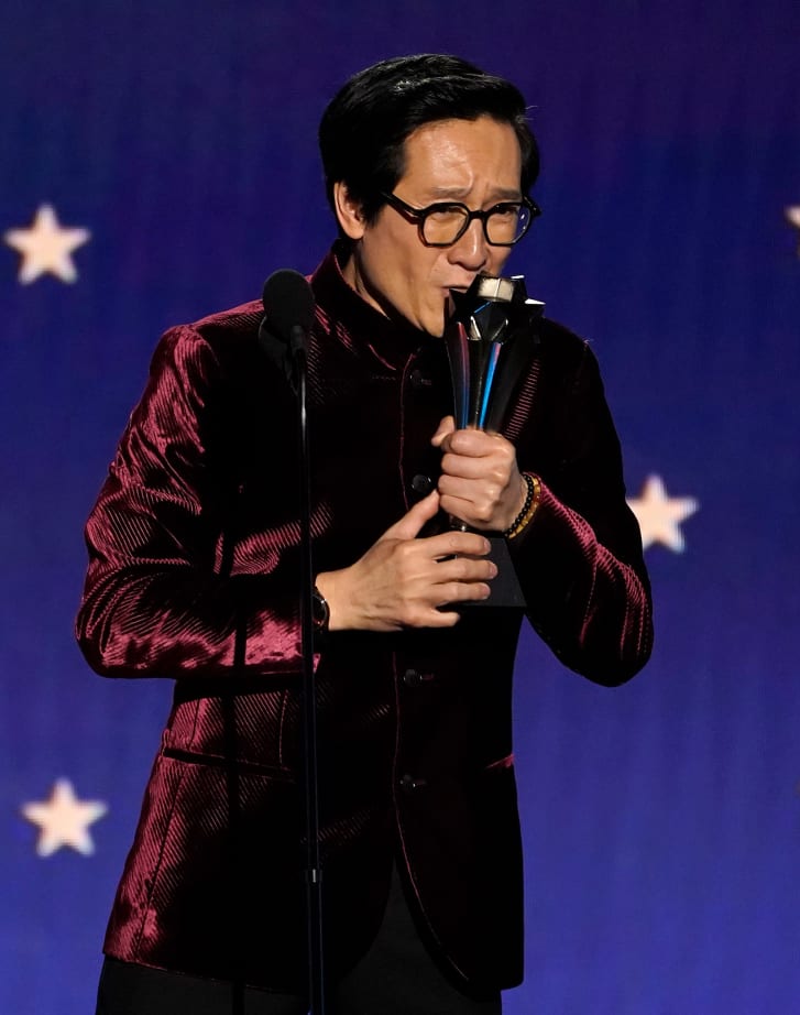Ke Huy Quan acepta el premio al mejor actor de reparto por "Everything Everywhere All at Once" en los Critics Choice Awards en enero. (Crédito: Chris Pizzello/Invision/AP)