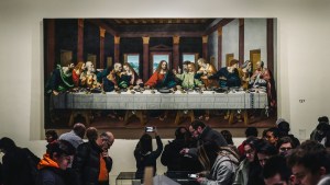 Visitantes observan una versión de "La Última Cena" en una inauguración gratuita de la exposición "Leonardo da Vinci" en el Museo del Louvre de París, el 21 de febrero de 2020. (Crédito: Lucas Barioulet/AFP/Getty Images)