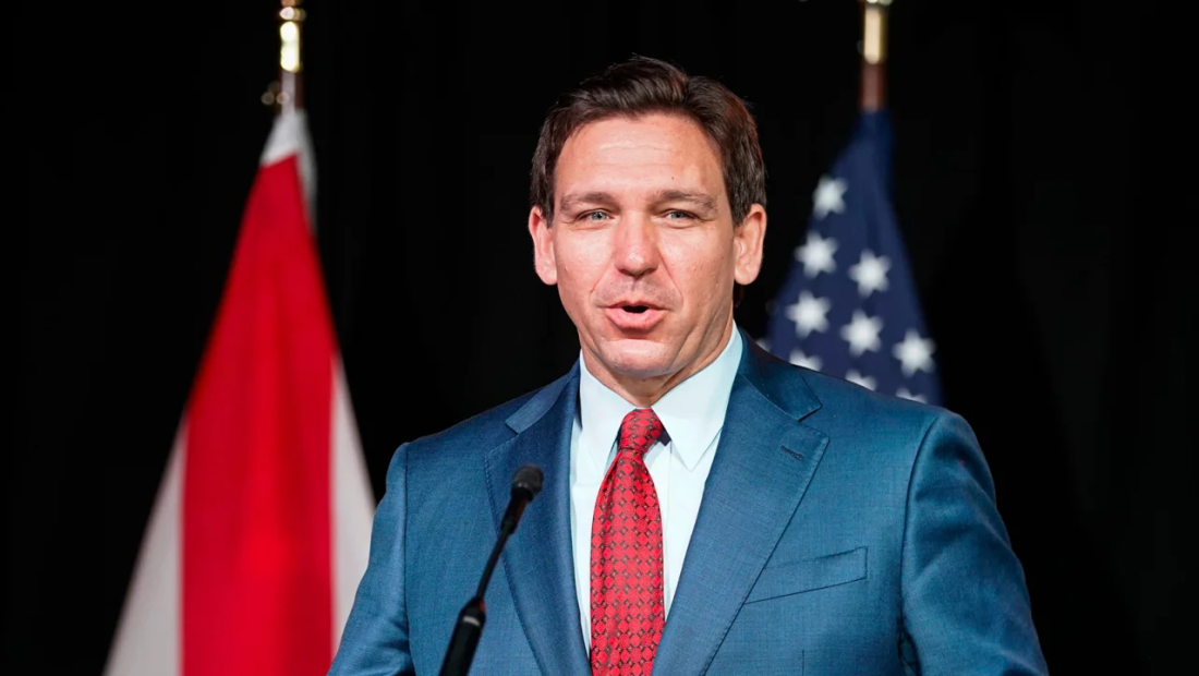 El gobernador de Florida, Ron DeSantis, en una conferencia de prensa para firmar la "Ley Vive Local" en Naples el miércoles 29 de marzo de 2023. (Crédito: Jonah Hinebaugh/Naples Daily News/USA Today Network)