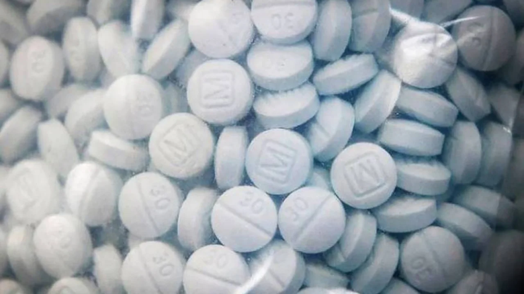 Una bolsa de pruebas que contiene el opioide syntético fentanilo, disfrazado de oxicodona, será muestra en la Oficina del Sheriff del Condado de Fresno el 19 de agosto de 2020.