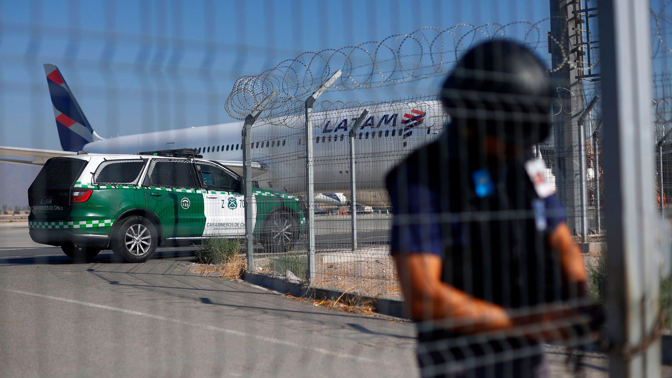 They attempt to rob an armored truck at the Santiago airport;  There are at least two deaths
