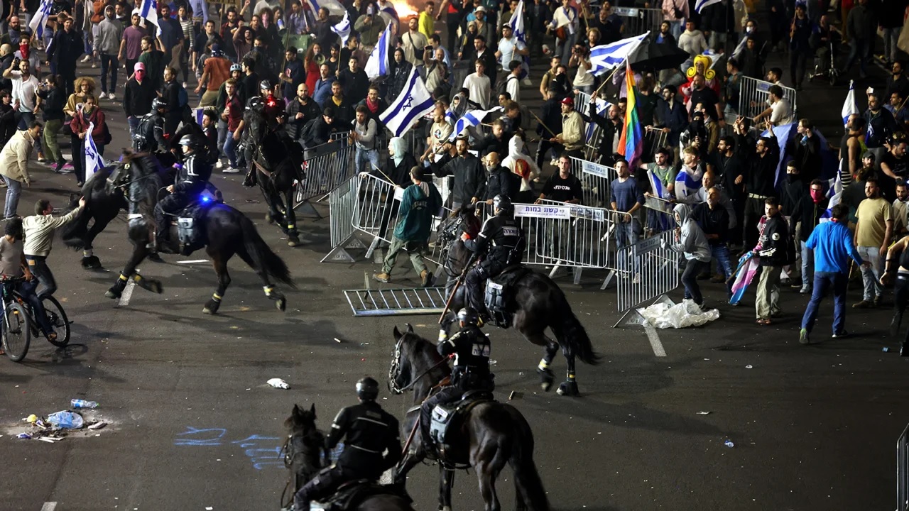 Photo of Protestas masivas estallaron en Israel después de que Netanyahu despidiera a un ministro que se oponía a la reforma judicial