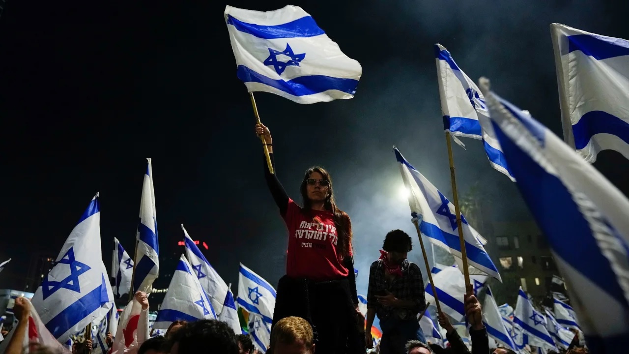 Thousands of people flocked to downtown Tel Aviv on Sunday night in support of the ousted Defense Minister. 