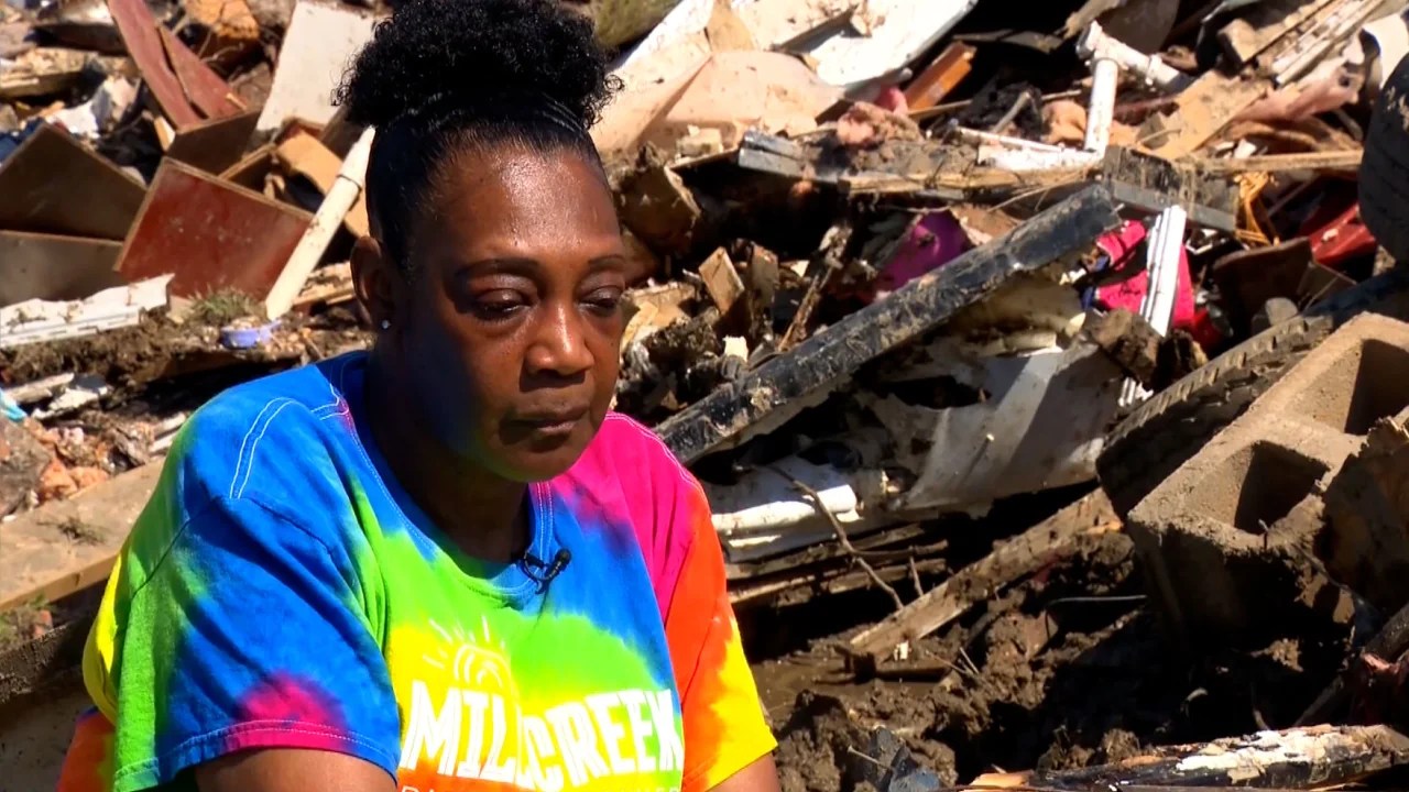 JoAnn Winston fotografiada entre los escombros tras el tornado en Silver City, Mississippi.