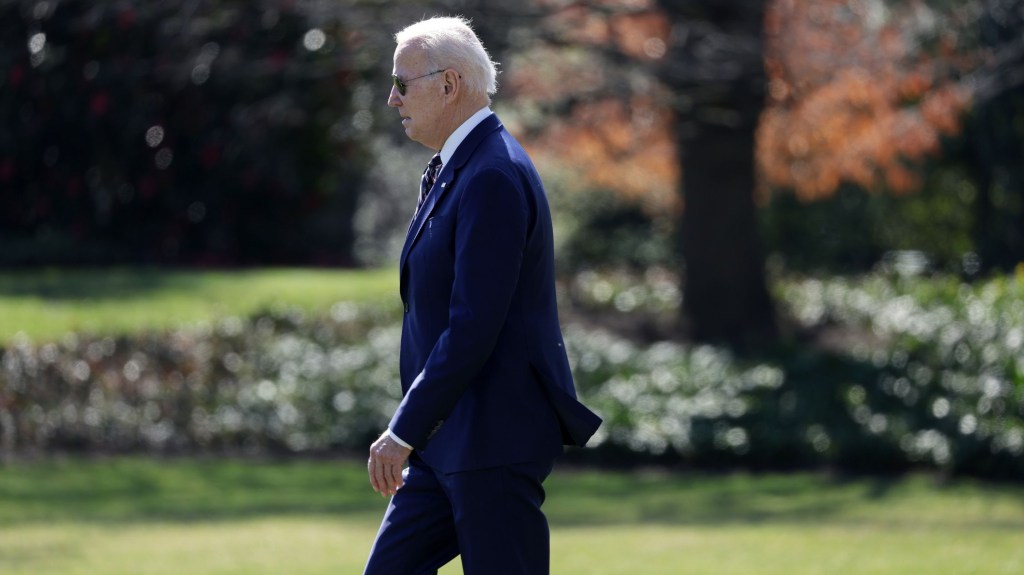 El presidente de Estados Unidos, Joe Biden, camina por el jardín sur antes de abandonar la Casa Blanca el 9 de marzo de 2023 en la ciudad de Washington. (Crédito: Alex Wong/Getty Images)