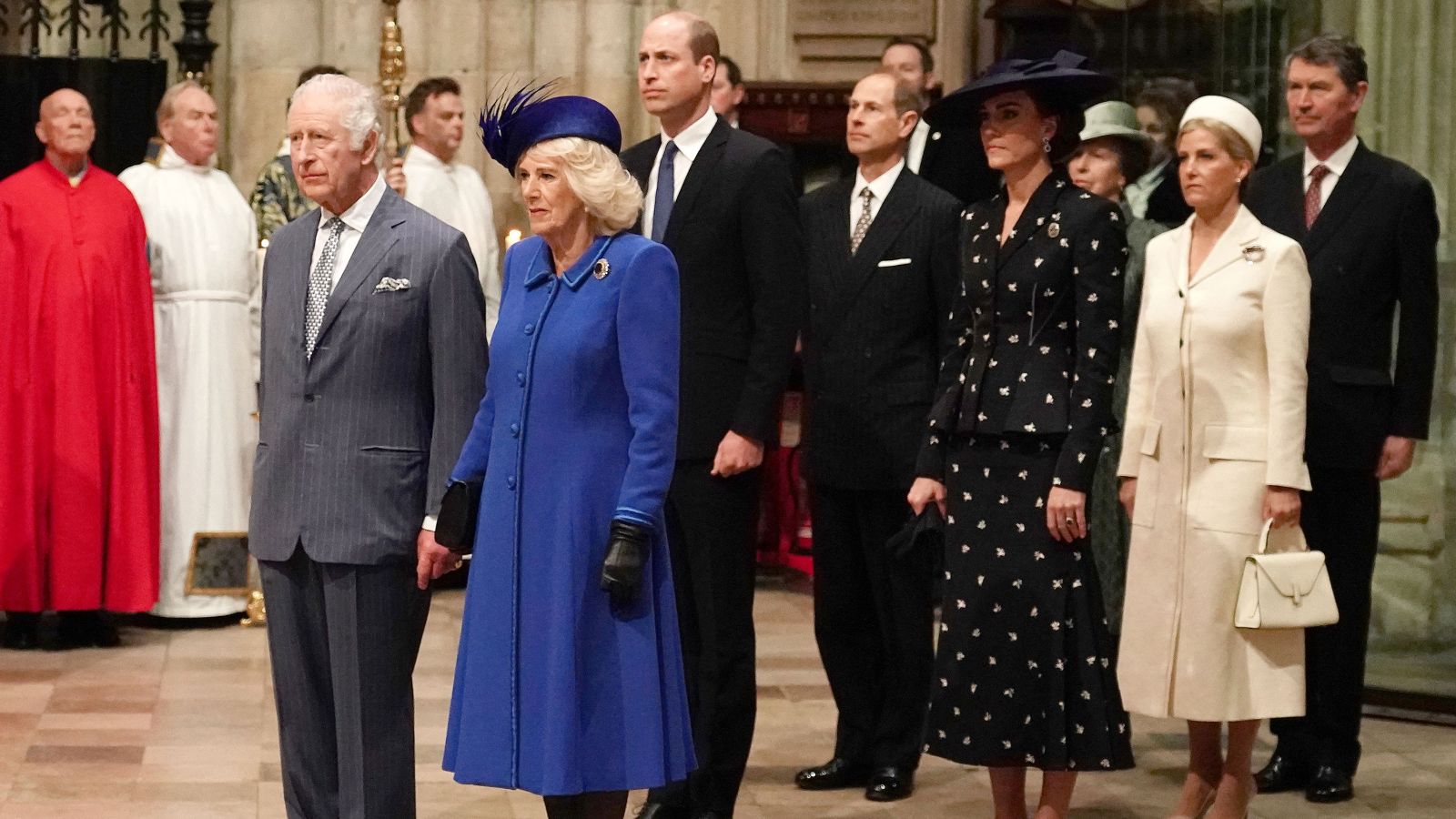 El rey Carlos III del Reino Unido lleva a los miembros de la familia real a la Abadía de Westminster para la ceremonia de servicio del Día de la Commonwealth el 13 de marzo.
