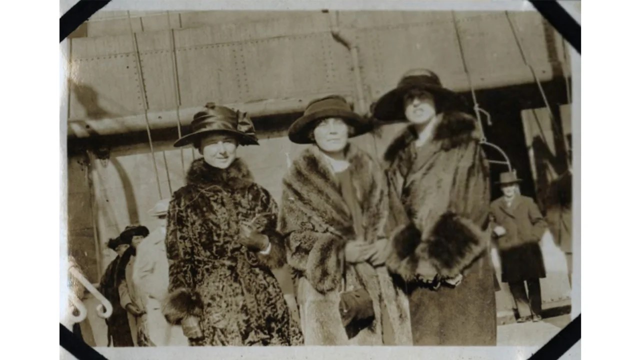 Esta fotografía del álbum del Laconia de Eleanor Phelps muestra a los viajeros a bordo cuando el barco partió de Nueva York. Claudia Phelps, hermana de Eleanor, está en el centro.
