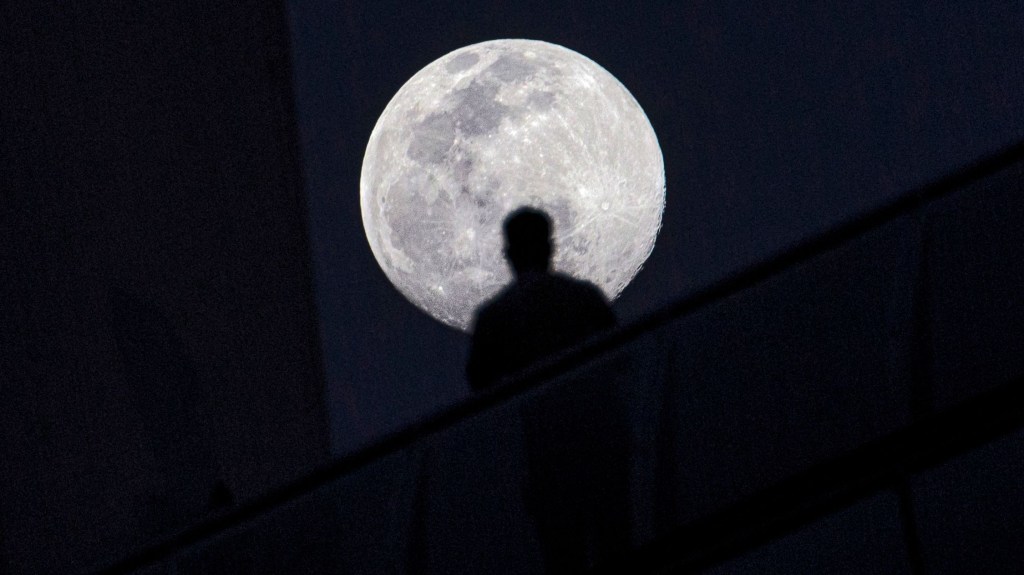 Imagen de la luna llena de gusano de 2021 en Iraq. (Foto: HUSSEIN FALEH/AFP vía Getty Images)