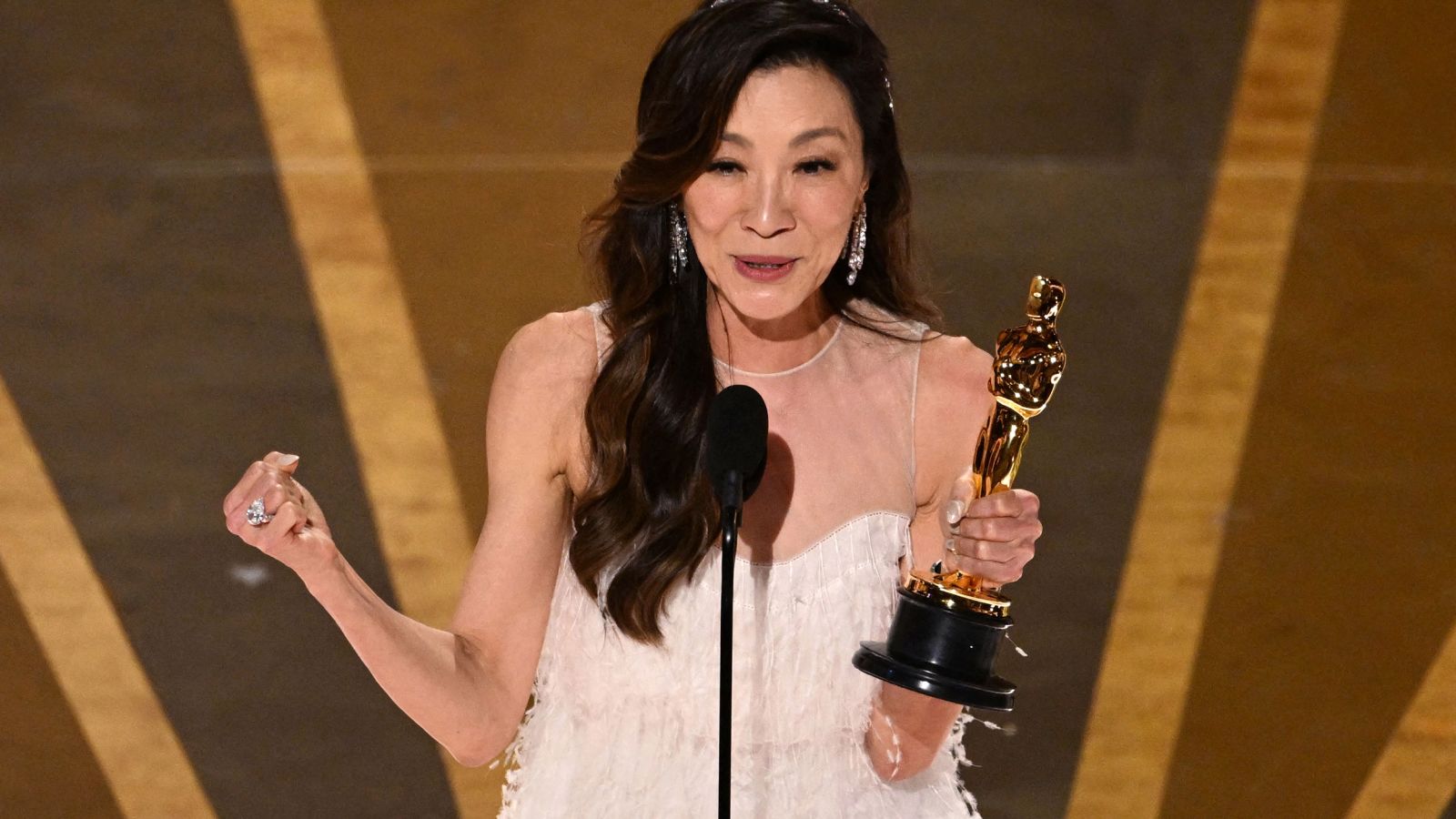 La reacción de la madre de Michelle Yeoh al histórico premio Oscar por «Everything Everywhere All at Once»