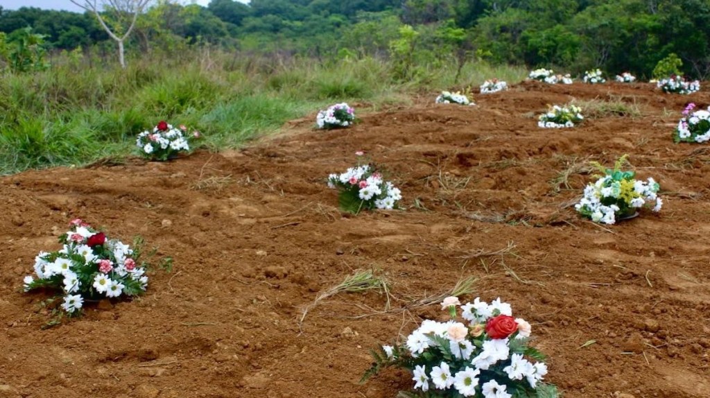 Entierran restos sin reclamar de migrantes fallecidos en Panamá