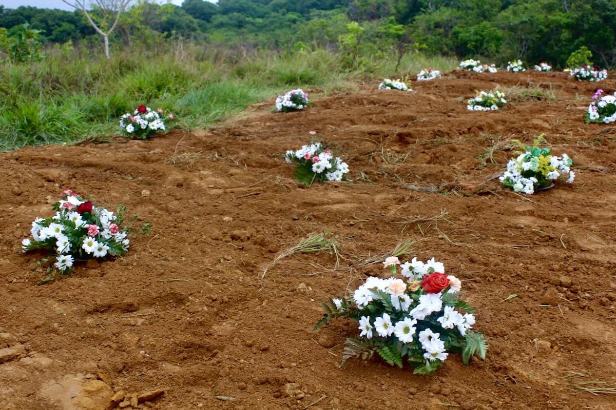 Restos no reclamados de migrantes fallecidos enterrados en Panamá