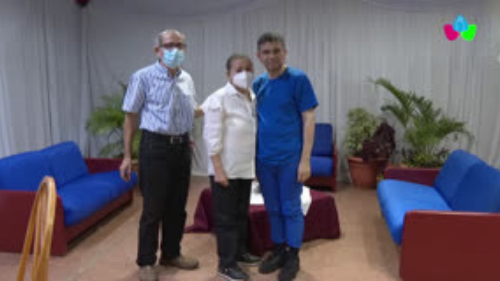 Imagen d monseñor Rolando Álvarez con su uniforme azul de presidiario junto a dos de sus hermano. (Crédito: Canal 4 de Nicaragua)