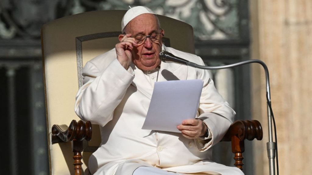El papa Francisco habla el 29 de marzo de 2023 durante la audiencia general semanal en la plaza de San Pedro del Vaticano. (Foto: VINCENZO PINTO/AFP vía Getty Images)