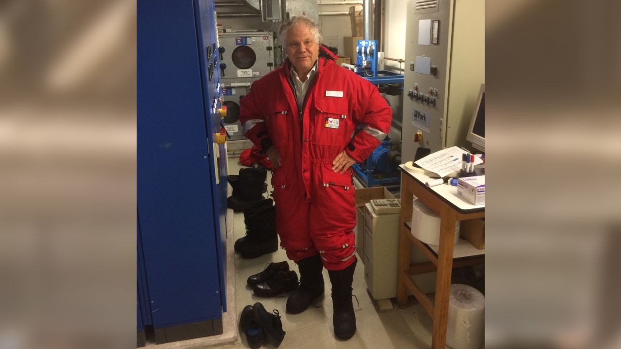Jean-Michel Claverie trabajando en la sala de submuestreo del Instituto Alfred Wegener en Postsdam, donde se guardaban los núcleos de permafrost.