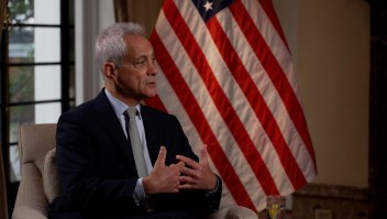 El embajador de EE.UU. en Japón, Rahm Emanuel, durante una entrevista exclusiva con CNN.