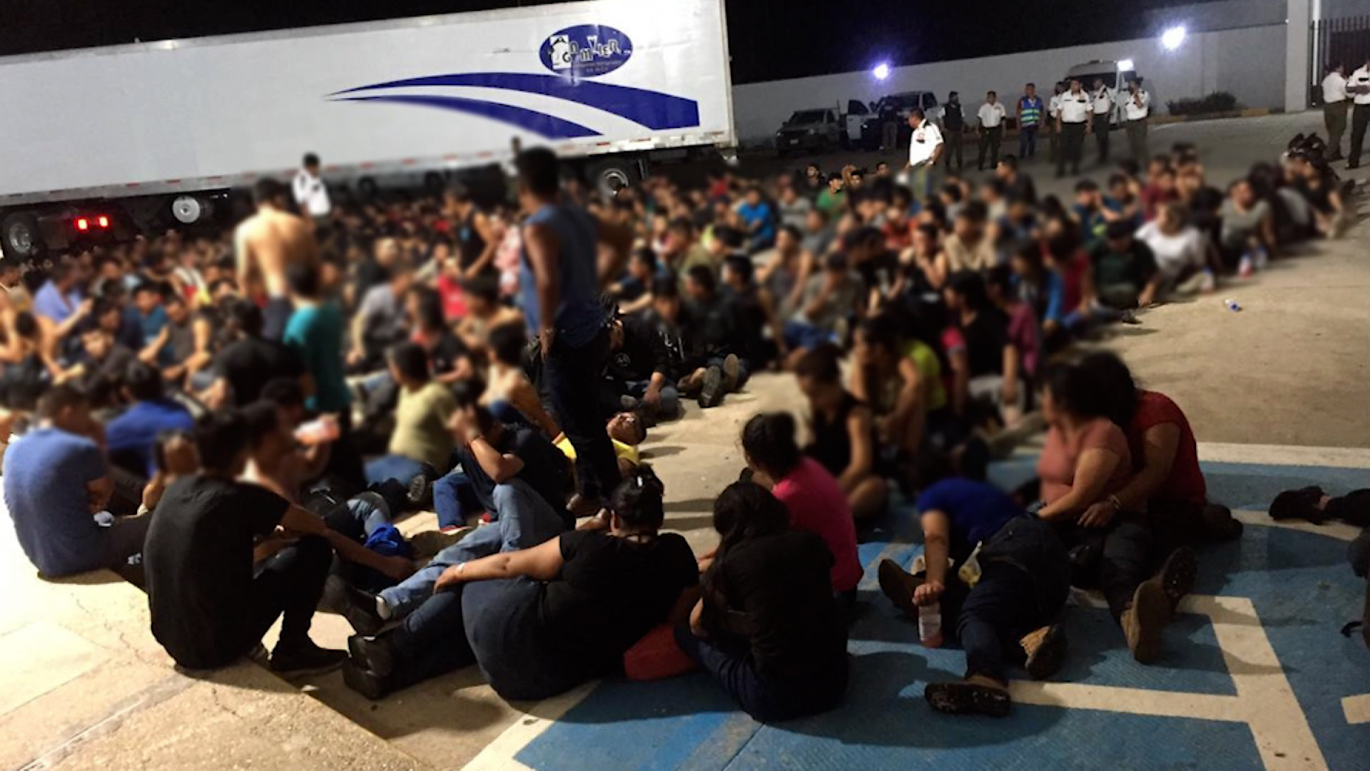 Hallan a 343 migrantes abandonados en camión de carga en México