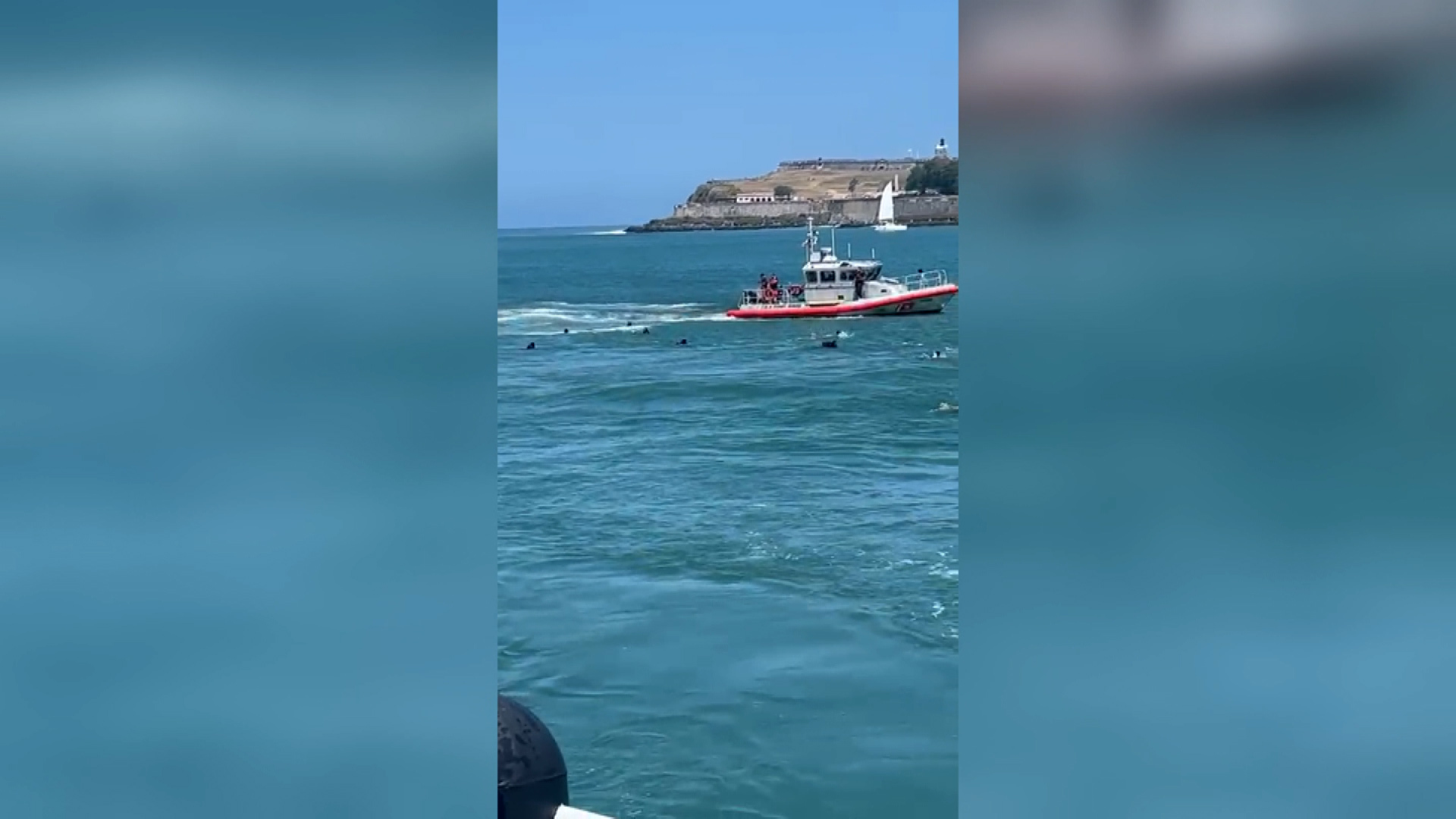 Las autoridades rescataron a 16 de los migrantes que saltaron al agua.
