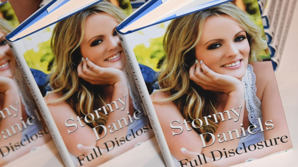 El libro "Full Disclosure", de Stormy Daniels, fue publicado en 2018. (Crédito: Ethan Miller/Getty Images)