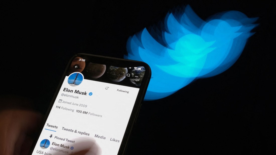 Fotografía que muestra la cuenta de Twitter de Elon Musk y el logo de la red social en el fondo. (Crédito: CHRIS DELMAS/AFP vía Getty Images)