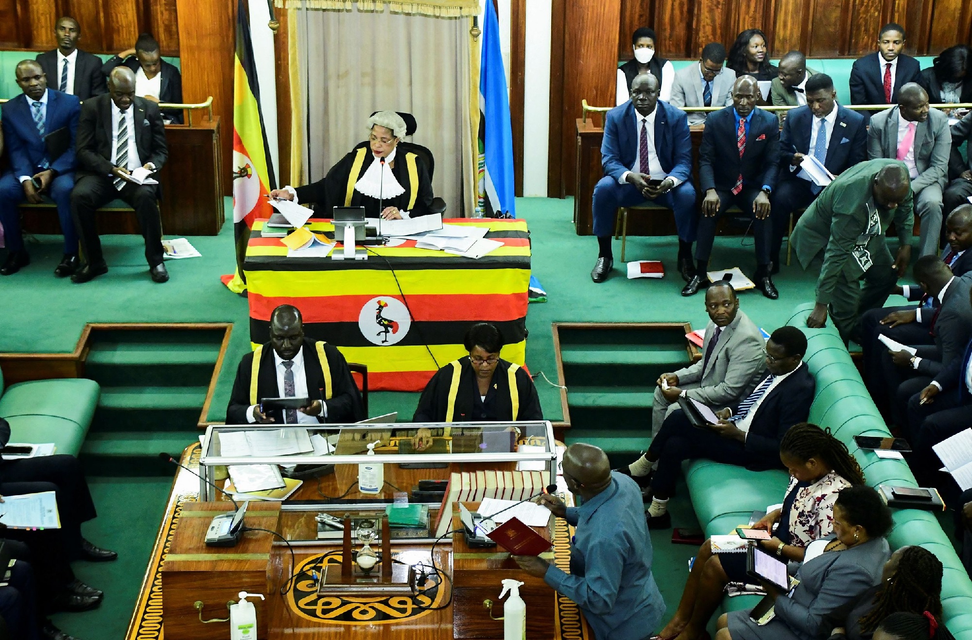 Photo of Uganda aprueba un proyecto de ley que criminaliza identificarse como personas LGBT e impone la pena de muerte por ciertos delitos