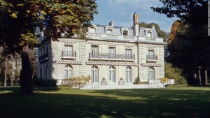 La mansión de Wallis Simpson, Duque de Windsor, en Bois de Boulogne cerca de Paris, Francia, en 1974.