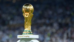 Vista del trofeo de la Copa del Mundo en el Mundial de Qatar 2022 el 18 de diciembre de 2022. (Crédito: Michael Regan/FIFA/Getty Images).