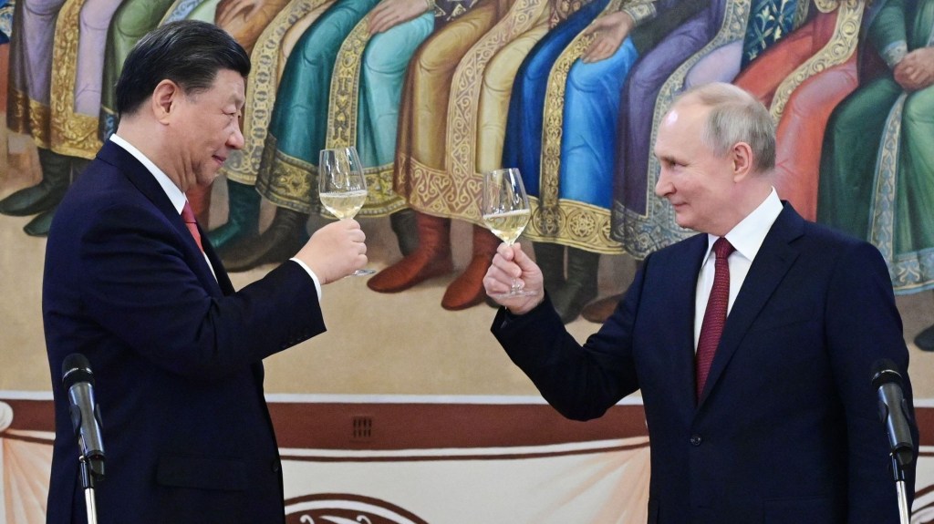 El presidente de Rusia, Vladimir Putin, y el presidente de China, Xi Jinping, brindan durante una cena de Estado tras sus conversaciones en el Kremlin de Moscú el 21 de marzo de 2023. (Crédito: PAVEL BYRKIN/SPUTNIK/AFP vía Getty Images)