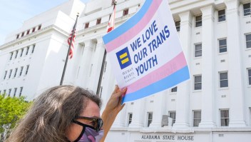 Restricciones a la atención de jóvenes trans se basan en afirmaciones engañosas