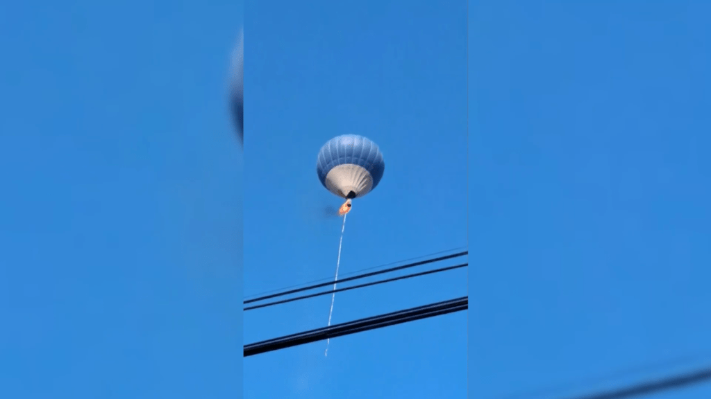 Un globo aerostático se incendió en el aire en Teotihuacán