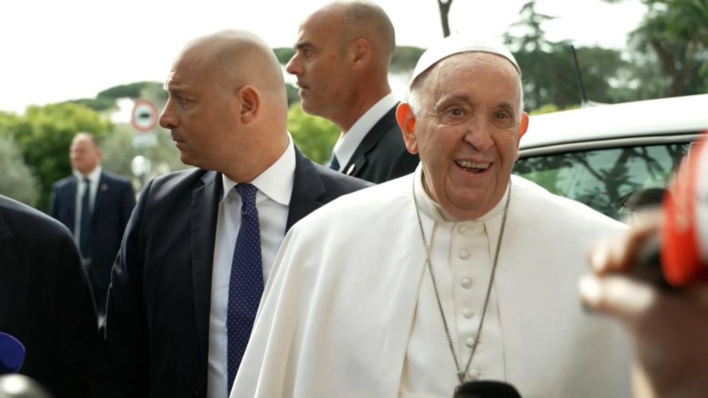 El papa Francisco sale del hospital con buen animo