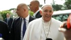 El papa Francisco sale del hospital con buen animo