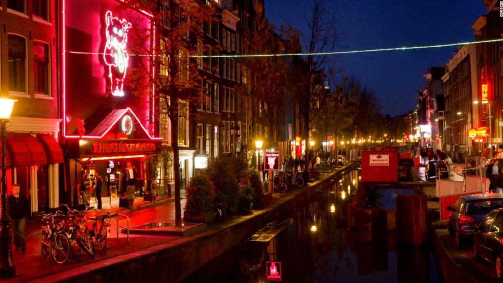 AD: YT: Amsterdam impone nuevas reglas sobre la prostitución regulada