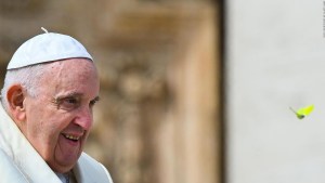 El papa Francisco regresa a sus labores después de su hospitalización