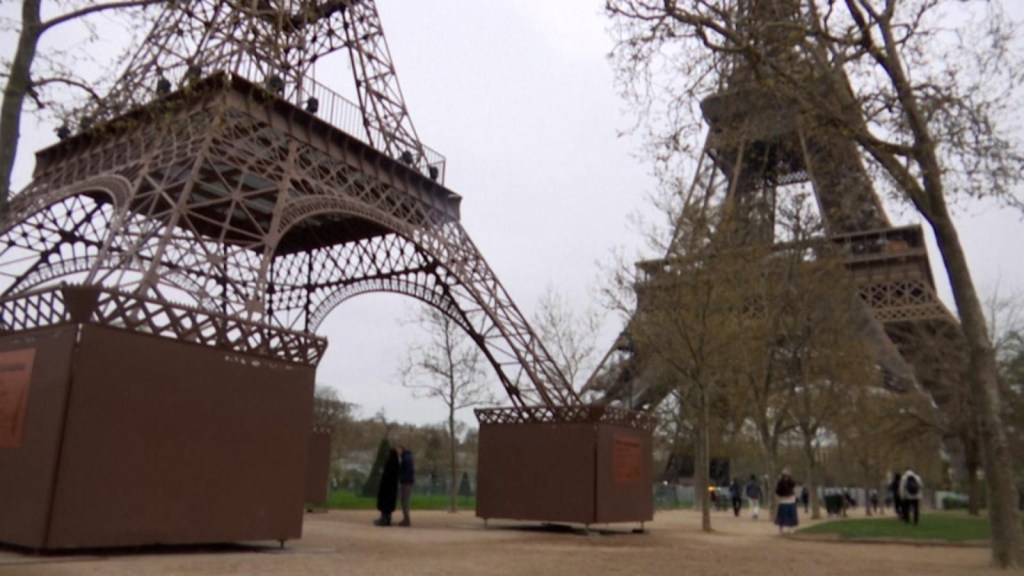 Mira es una nueva versión en miniatura de la Torre Eiffel