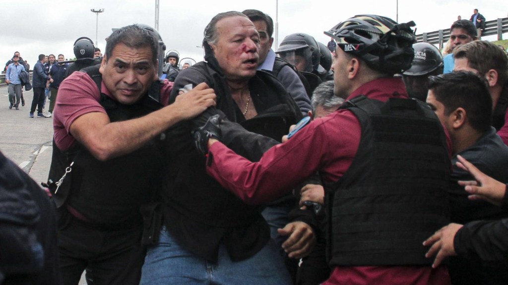 Atacan a Sergio Berni during the march para reclamar seguridad