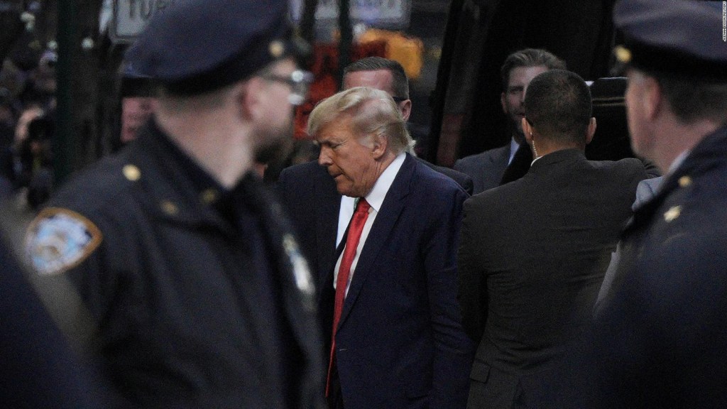 Donald Trump akan muncul di pengadilan di New York pada hari Selasa.