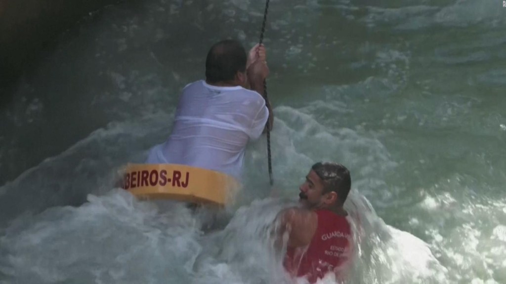 Un hombre es llevado mar adentro por poderosas olas en Río de Janeiro