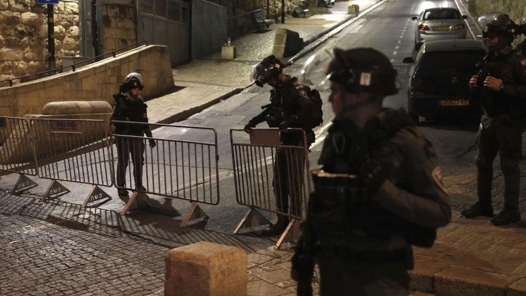 Fuerzas israelíes y palestinas se enfrentaron en mezquita en Gerusalemme