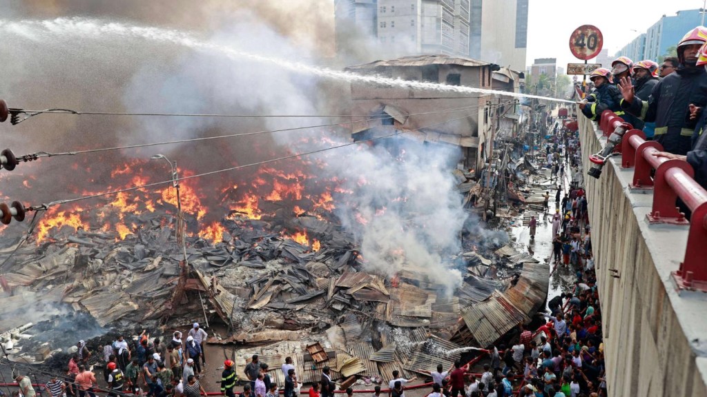 Miles of tiendas se incendian in Bangladesh