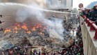 Miles de tiendas se incendian en Bangladesh