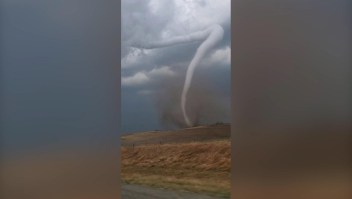 Poderoso tornado azota un campo en Iowa