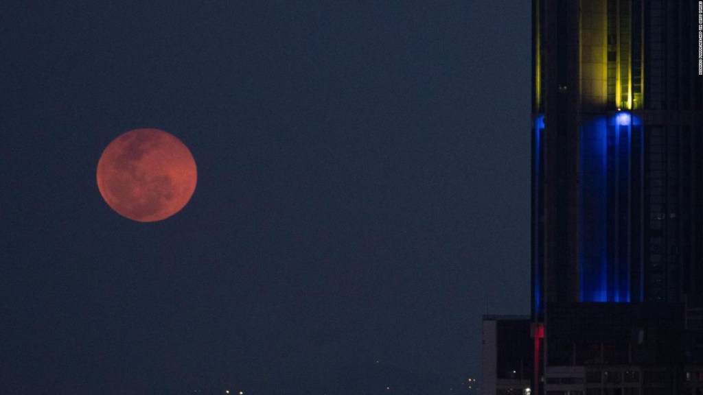 So you can better appreciate the pink supermoon of April