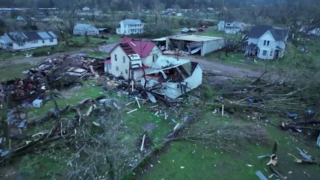 EE.UU.: siguen los tornados y se suma tormenta invernal