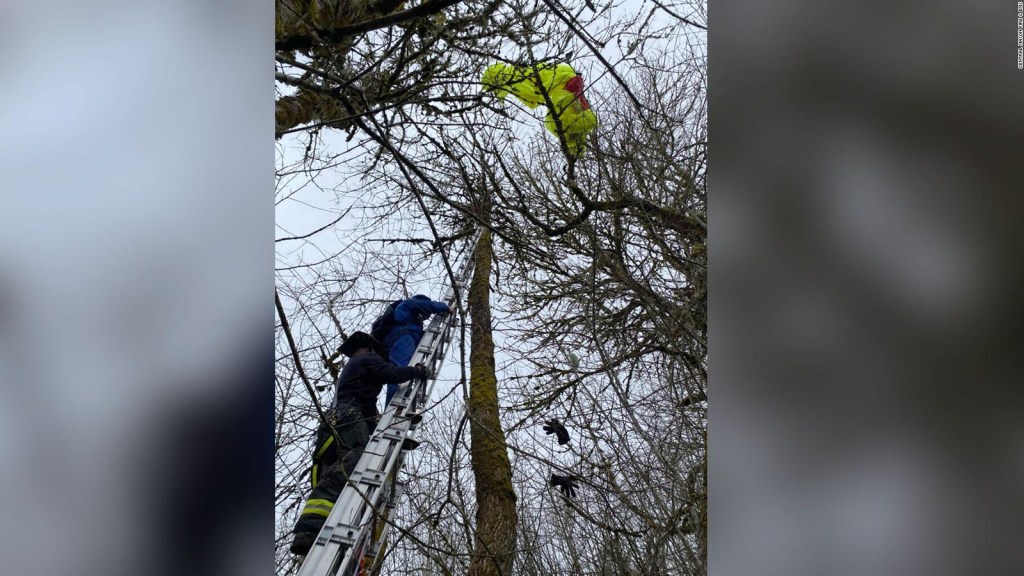 Watch the rescue of a paratrooper in Washington