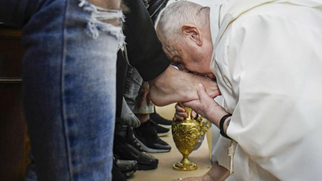 Jueves Santo: el Papa le lava los pasteles de jóvenes reclusos