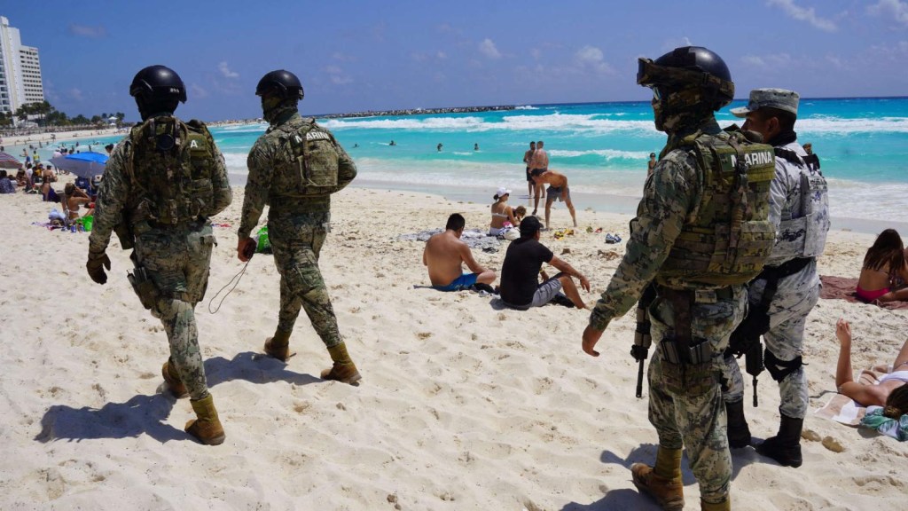 Mar, arena y soldados: México militariza las playas