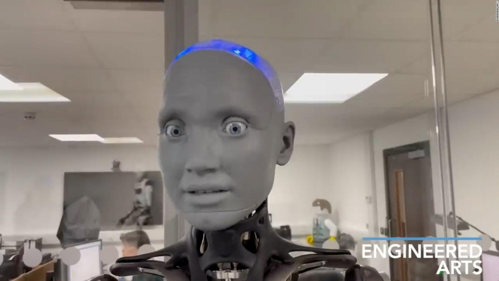 Un robot humanoide responde preguntas y expresa emociones.