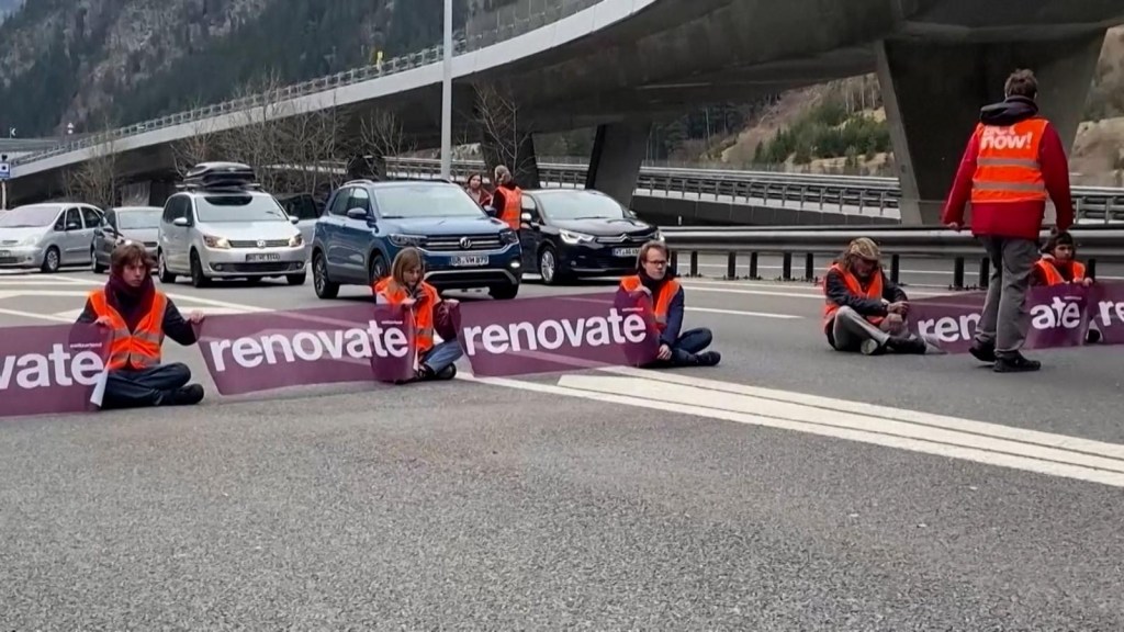 Activistas en Suiza se plantan en el piso de una carretera para protestar