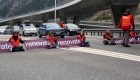Activistas en Suiza plantan en el piso de una carretera para protestar